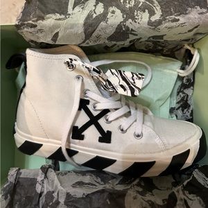 Off white size 9 women’s shoes